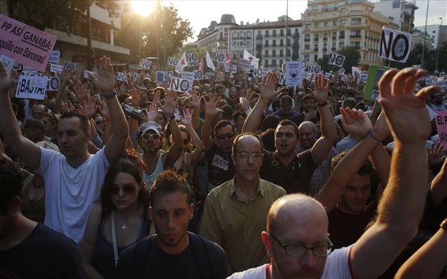 Ισπανία: Αντικυβερνητικές διαδηλώσεις με τραυματίες στη Μαδρίτη - Φωτογραφία 1