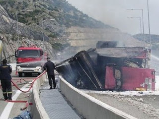 Λαμία: Σύγκρουση φορτηγών στην εθνική - Το ένα τυλίχθηκε στις φλόγες - Φωτογραφία 1