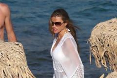 Η Sofia Vergara με λευκό μπικίνι σε παραλία στην Μύκονο
