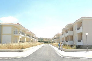 Ο ΟΕΚ μοίρασε αυθαίρετες κατοικίες στη Παλλήνη και εκατόν εξήντα οικογένειες καλούνται να πληρώσουν πρόστιμα εκατομμυρίων τώρα - Φωτογραφία 1