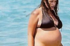 H Σίσσυ Χρηστίδου στην παραλία στον 8ο μήνα της
