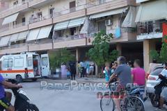 ΠΡΙΝ ΛΙΓΟ: Πρέβεζα: Πτώση άνδρα από μπαλκόνι πολυκατοικίας [Video]