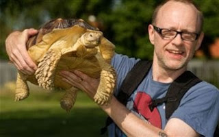 Ξοδεύει πέντε ώρες την ημέρα για να βγάλει βόλτα την… χελώνα του [Video] - Φωτογραφία 1
