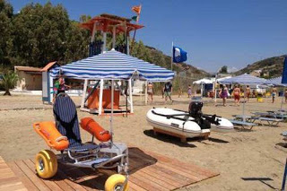 Ειδικά αμαξίδια πρόσβασης των ΑμΕΑ σε παραλίες της Κρήτης - Φωτογραφία 1