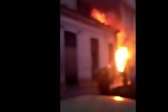 ΣΟΚ στο κέντρο της Αθήνας χθες βράδυ: 60χρονος αυτοπυρπολήθηκε μπροστά στη κάμερα [video+photos]
