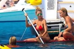 Με γυναικοπαρέα στην Ίμπιζα η Bar Refaeli