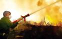 Κρήτη: Φωτιά στο χωριό Ροδάκινο - Δίνουν μάχη οι πυροσβεστικές δυνάμεις