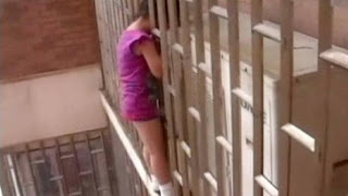 Βίντεο-ΣΟΚ: 5χρονη κρεμόταν από το κεφάλι σε 70 μέτρα ύψος - Φωτογραφία 1