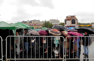 Στην Μόσχα αναμένουν μέσα στην βροχή για ώρες για τον Σταυρό του Αγίου Ανδρέου [Video] - Φωτογραφία 4