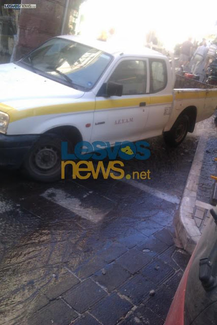 Μυτιλήνη οδός Ερμού:Έσπασε αγωγός ύδρευσης και τον βούλωσαν με το αμάξι της ΔΕΥΑΛ - Φωτογραφία 3