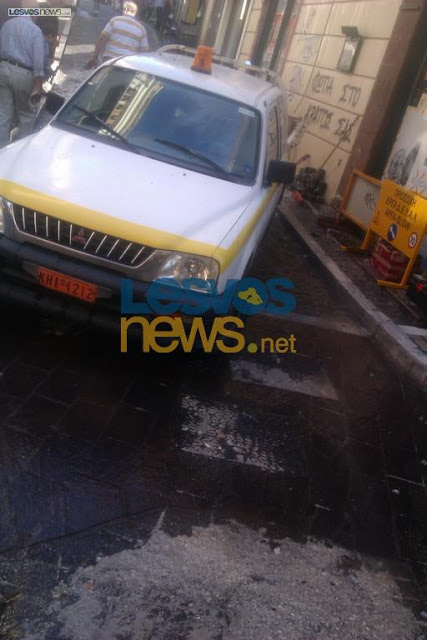 Μυτιλήνη οδός Ερμού:Έσπασε αγωγός ύδρευσης και τον βούλωσαν με το αμάξι της ΔΕΥΑΛ - Φωτογραφία 4
