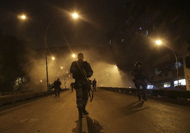 Δακρυγόνα και επεισόδια στη Βραζιλία - Φωτογραφία 3