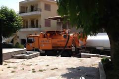 Συμβαίνει τώρα: Ξεβουλώνουν τις δημοτικές τουαλέτες... και βουλώνουν το δρόμο!