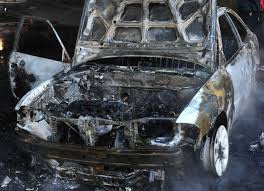 Αυτοκίνητο ανατράπηκε και πήρε φωτιά στον Αλμυρό - Φωτογραφία 1