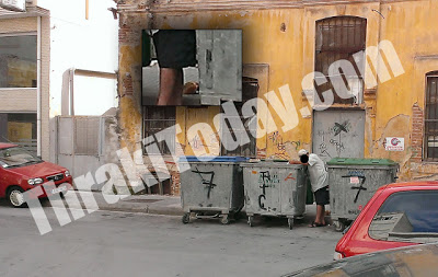 Εικόνες εξαθλίωσης στην Ξάνθη! Ψάχνει τροφή στα σκουπίδια - Φωτογραφία 2