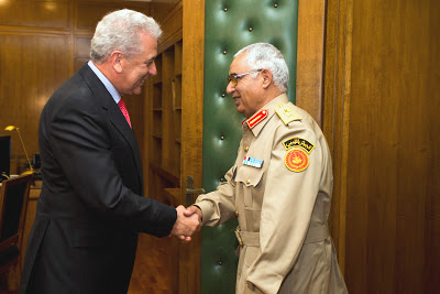 Συνάντηση ΥΕΘΑ Δημ. Αβραμόπουλου με τον Αρχηγό των Ενόπλων Δυνάμεων της Λιβύης - Φωτογραφία 3