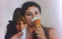 Παγωτό και λιχουδιές από ξυλόφουρνο έτρωγε στα σοκάκια της Πάρου η Μόνικα Μπελούτσι - Δείτε φωτo - Φωτογραφία 1