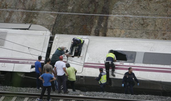 Θρήνος σε όλη την Ισπανία - Πάνω από 30 νεκροί από φοβερό σιδηροδρομικό δυστύχημα - Φωτογραφίες που κόβουν την ανάσα - Φωτογραφία 6
