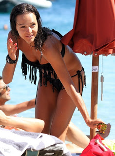Η Νικολέττα Καρρά με μαύρο μπικίνι σε παραλία της Μυκόνου - Φωτογραφία 3