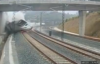 Δείτε το VIDEO ντοκουμέντο του εκτροχιασμού του τρένου στην Ισπανία - Φωτογραφία 1