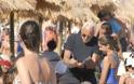 ΔΕΝ ΥΠΑΡΧΕΙ!!! Ο Τζόρτζιο Αρμάνι πήγε στην παραλία του ΜΗΤΣΟΤΑΚΗ στην Κρήτη και ΔΕΙΤΕ τι έπαθε! - Φωτογραφία 2