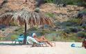 ΔΕΝ ΥΠΑΡΧΕΙ!!! Ο Τζόρτζιο Αρμάνι πήγε στην παραλία του ΜΗΤΣΟΤΑΚΗ στην Κρήτη και ΔΕΙΤΕ τι έπαθε! - Φωτογραφία 6