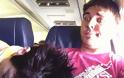 Άγνωστη κοιμήθηκε πάνω του στο αεροπλάνο και... ▬ BINTEO