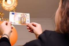 Τρίπολη: Επίδειξη απάτης με χαρτονομίσματα - Το ''μαγικό'' υγρό