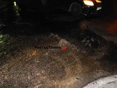 Πάτρα: Φούσκωσε το οδόστρωμα στην Μαιζώνος – Έσπασε και νέος αγωγός της ΔΕΥΑΠ [video] - Φωτογραφία 2