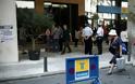 Handelsblatt: Οι Έλληνες τραβούν και πάλι χρήματα από τους λογαριασμούς
