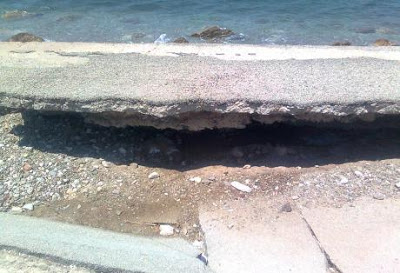 Αχαΐα: Η θάλασσα τρώει παραλίες και δρόμους - Το 46% των ακτών έχει διαβρωθεί - Δείτε φωτο - Φωτογραφία 2