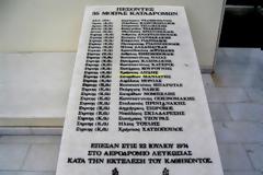Φωτογραφία που συγκλονίζει: Ο γέροντας πατέρας του ΕΛΔΥΚάριου καταδρομέα, στον τάφο του σκοτωμένου γιου του