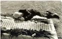 Φωτογραφία που συγκλονίζει: Ο γέροντας πατέρας του ΕΛΔΥΚάριου καταδρομέα, στον τάφο του σκοτωμένου γιου του - Φωτογραφία 2