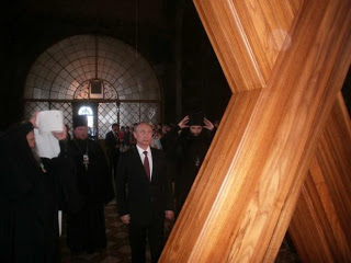 O Βλαντιμίρ Πούτιν προσκυνά τον Σταυρό του Aγίου Ανδρέα - Δείτε φωτο - Φωτογραφία 1
