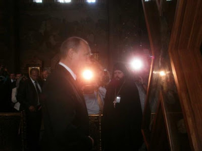 O Βλαντιμίρ Πούτιν προσκυνά τον Σταυρό του Aγίου Ανδρέα - Δείτε φωτο - Φωτογραφία 3