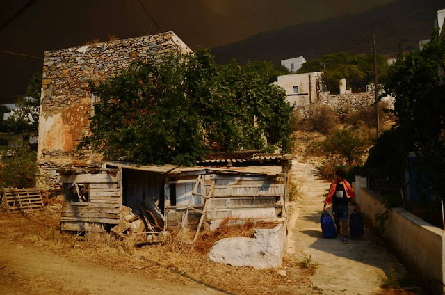 Συγκλονιστικές εικόνες από Σέριφο - Ο κόσμος εγκαταλείπει το νησί με βάρκες - Φωτογραφία 13