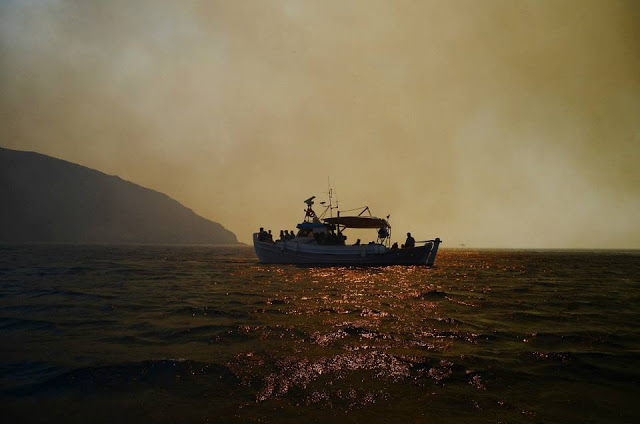 Συγκλονιστικές εικόνες από Σέριφο - Ο κόσμος εγκαταλείπει το νησί με βάρκες - Φωτογραφία 14