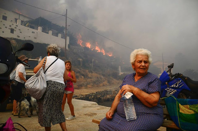 Συγκλονιστικές εικόνες από Σέριφο - Ο κόσμος εγκαταλείπει το νησί με βάρκες - Φωτογραφία 15