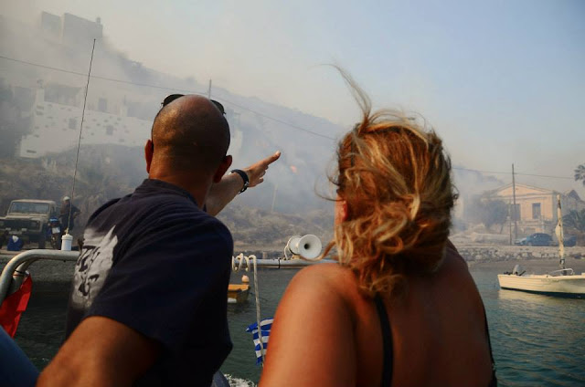 Συγκλονιστικές εικόνες από Σέριφο - Ο κόσμος εγκαταλείπει το νησί με βάρκες - Φωτογραφία 8