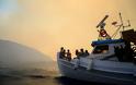 Συγκλονιστικές εικόνες από Σέριφο - Ο κόσμος εγκαταλείπει το νησί με βάρκες - Φωτογραφία 12