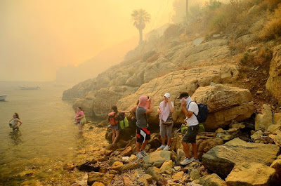 Συγκλονιστικές εικόνες στη Σέριφο από τη μεγάλη φωτιά – Oι τουρίστες εγκαταλείπουν το νησί με βάρκες - Φωτογραφία 2