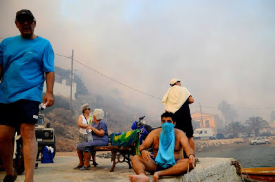Συγκλονιστικές εικόνες στη Σέριφο από τη μεγάλη φωτιά – Oι τουρίστες εγκαταλείπουν το νησί με βάρκες - Φωτογραφία 6
