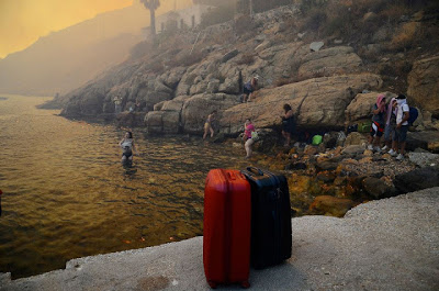 Συγκλονιστικές εικόνες στη Σέριφο από τη μεγάλη φωτιά – Oι τουρίστες εγκαταλείπουν το νησί με βάρκες - Φωτογραφία 7