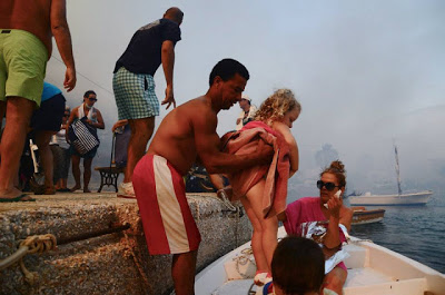 Συγκλονιστικές εικόνες στη Σέριφο από τη μεγάλη φωτιά – Oι τουρίστες εγκαταλείπουν το νησί με βάρκες - Φωτογραφία 8