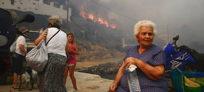Συγκλονιστικές εικόνες στη Σέριφο από τη μεγάλη φωτιά – Oι τουρίστες εγκαταλείπουν το νησί με βάρκες - Φωτογραφία 9