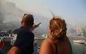 Συγκλονιστικές εικόνες στη Σέριφο από τη μεγάλη φωτιά – Oι τουρίστες εγκαταλείπουν το νησί με βάρκες - Φωτογραφία 5