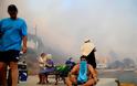 Συγκλονιστικές εικόνες στη Σέριφο από τη μεγάλη φωτιά – Oι τουρίστες εγκαταλείπουν το νησί με βάρκες - Φωτογραφία 6