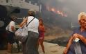 Συγκλονιστικές εικόνες στη Σέριφο από τη μεγάλη φωτιά – Oι τουρίστες εγκαταλείπουν το νησί με βάρκες - Φωτογραφία 9
