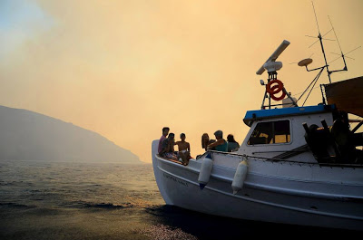 Συγκλονιστικές εικόνες από Σέριφο - Ο κόσμος εγκαταλείπει το νησί με βάρκες - Φωτογραφία 10