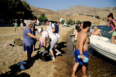 Συγκλονιστικές εικόνες από Σέριφο - Ο κόσμος εγκαταλείπει το νησί με βάρκες - Φωτογραφία 5